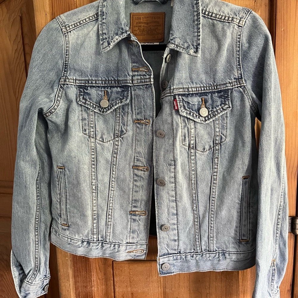 Levi’s ex- boyfriend trucker light wash denim jean jacket